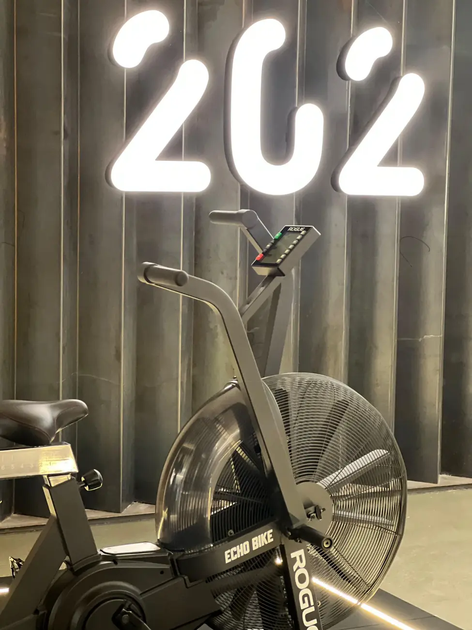 Rótulo luminoso 202 sobre la bicicleta de aire Rogue Echo Bike, en la sala del centro